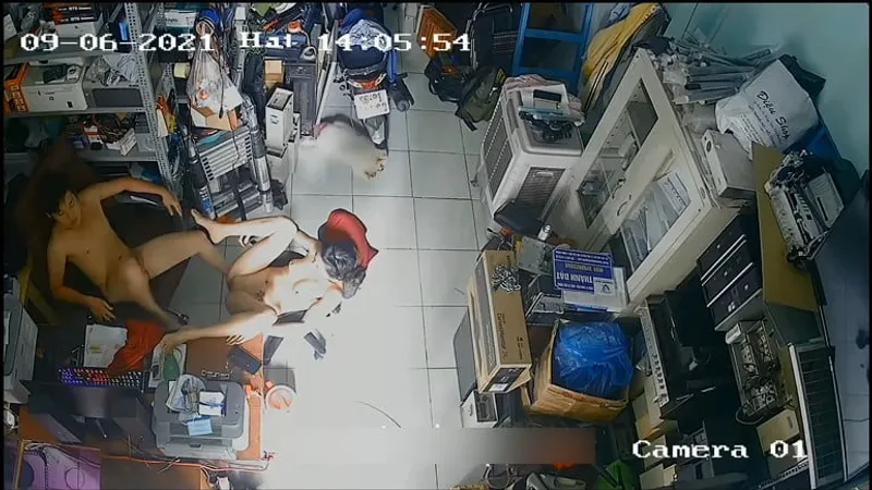 Bà xã người chồng trả bài nhau trong của hàng máy tính