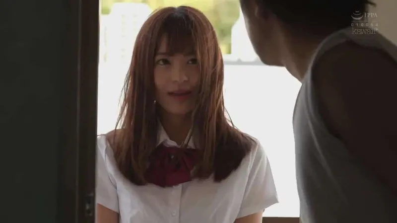 Gã nhà đối diện kinh tóm và cô nữ học sinh đáng thương