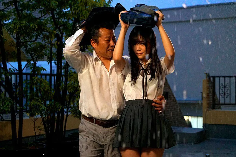 Học sinh nữ ngủ nhờ nhà thầy giáo vì một con bão bất ngờ