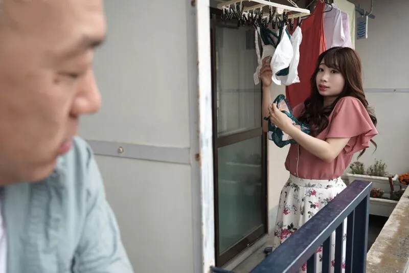 Gã nhà cạnh bên chuyên soi mói và cặp vợ chồng yêu thường xuyên rên la quá to