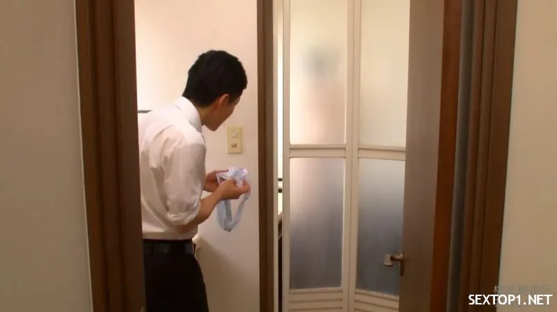 đến nhà chơi, thanh niên nhìn trộm mẹ tình nhân tắm